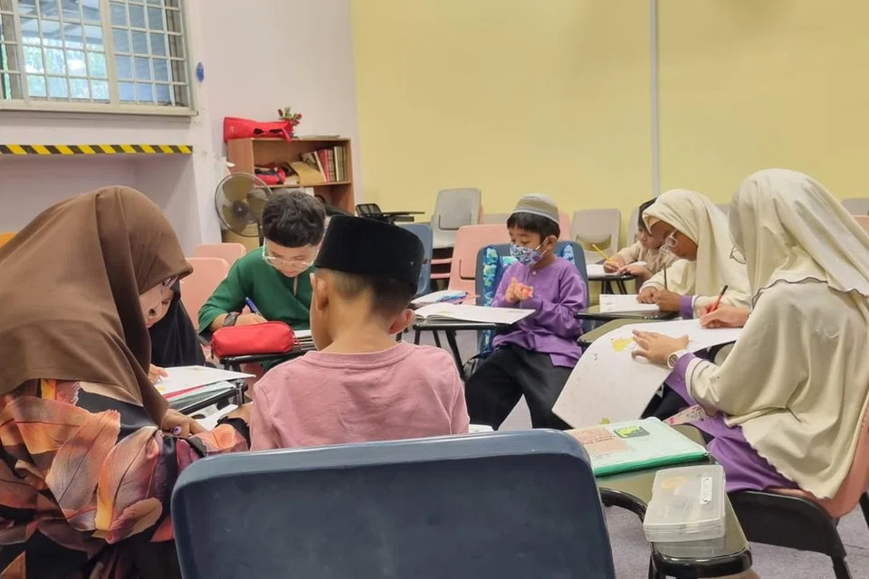 ILMU AGAMA: Murid-murid menyertai program cuti Madrasah aLIVE bertajuk ‘Travel 5M’ dan mempelajari lebih mendalam tentang Al-Quran.