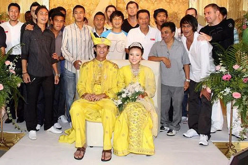 KENANG-KENANGAN: Baihakki Khaizan dengan Norfasarie Yahya diraikan sebagai pengantin baru oleh rakan bola sepak dan artis pada majlis yang mendapat tajaan penuh daripada 15 penaja dan empat penaja sampingan. - Foto fail