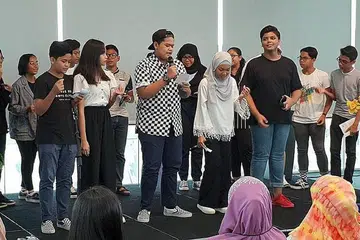BELIA MASIH HARGAI BAHASA MELAYU: Pelajar Cikgu Noor Hasnah Adam dari Sekolah Menengah Admiralty mendeklamasikan sajak beramai-ramai dalam acara popular 'Gig Puisi' anjuran Lembaga Perpustakaan Negara (NLB) tahun lalu. Tinjauan BM mendapati responden yang terdiri daripada belia Melayu kekal menganggap bahasa Melayu relevan pada zaman sekarang bahkan menyanjunginya sebagai bahasa kebangsaan dan sebahagian identiti mereka. - Foto HERMAN ROTHMAN