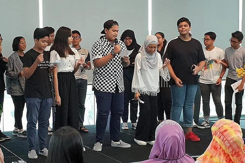 BELIA MASIH HARGAI BAHASA MELAYU: Pelajar Cikgu Noor Hasnah Adam dari Sekolah Menengah Admiralty mendeklamasikan sajak beramai-ramai dalam acara popular 'Gig Puisi' anjuran Lembaga Perpustakaan Negara (NLB) tahun lalu. Tinjauan BM mendapati responden yang terdiri daripada belia Melayu kekal menganggap bahasa Melayu relevan pada zaman sekarang bahkan menyanjunginya sebagai bahasa kebangsaan dan sebahagian identiti mereka. - Foto HERMAN ROTHMAN