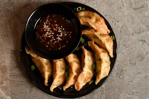Hidangan ‘Chicken Mandu’, $12. Ladu yang digoreng itu mempunyai inti ayam yang lembap dengan tekstur kulit yang rangup. Sos yang disertai bersama ladu itu mempunyai rasa masin, manis yang seimbang dan menyegarkan. 
