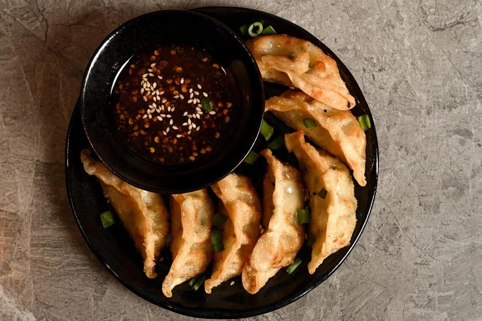 Hidangan ‘Chicken Mandu’, $12. Ladu yang digoreng itu mempunyai inti ayam yang lembap dengan tekstur kulit yang rangup. Sos yang disertai bersama ladu itu mempunyai rasa masin, manis yang seimbang dan menyegarkan. 