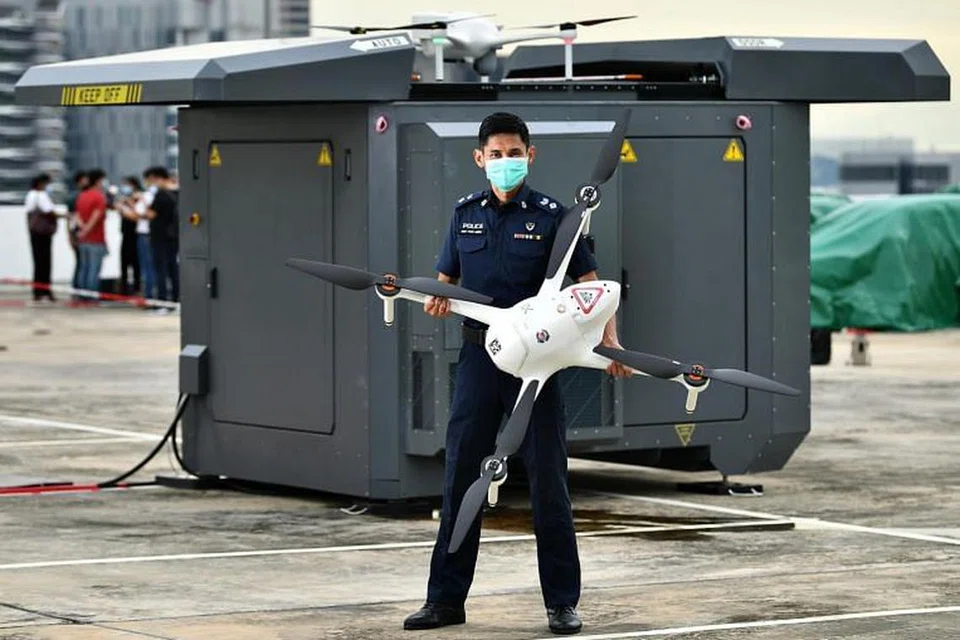 Timbalan Superintenden (DSP) Sum Tuck Meng dari jabatan operasi SPF dan ketua unit kenderaan udara tanpa pemandu (UAV) Home Team menunjukkan dron dan kotak dron itu.