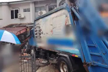 Pemandu lori bersama tiga pekerja sedang menjalankan tugas mengutip sampah di Taman Bukit Mewah, Kajang, Selangor, pada 17 Disember apabila pemandu itu hilang kawalan lalu terlanggar tiga rumah.  