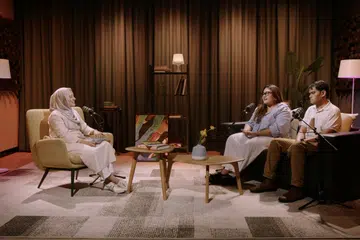 Cik Aisha Shamsuddin (dua dari kanan) dan Encik Encik Mohammad Shakir Mohd, berkongsi kisah tentang daya ketahanan dalam menghadapi cabaran peribadi bersama penerbit dan penyampai podcast NoTapis, Cik Natasha Mustafa.