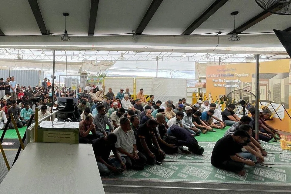 Kehadiran jemaah menunaikan solat Jumaat tetap menyemarakkan suasana di Masjid Alkaff Kampung Melayu, meskipun masjid sedang melalui proses naik taraf.