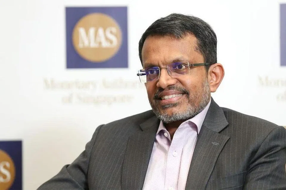 KAWAL INFLASI: Ketua MAS, Encik Ravi Menon, berkata tidak seperti banyak bank pusat yang bergantung pada kadar faedah untuk mengurus inflasi, Singapura bergantung pada perdagangan menggunakan kadar tukaran mata wang asing.  