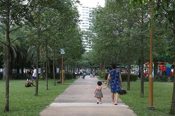 BERASA SELAMAT: Firma kajian Gallup berkata 94 peratus orang dewasa di sini rasa lebih selamat berjalan keseorangan pada malam hari berbanding dengan purata global iaitu sekitar 68 peratus. - Foto fail