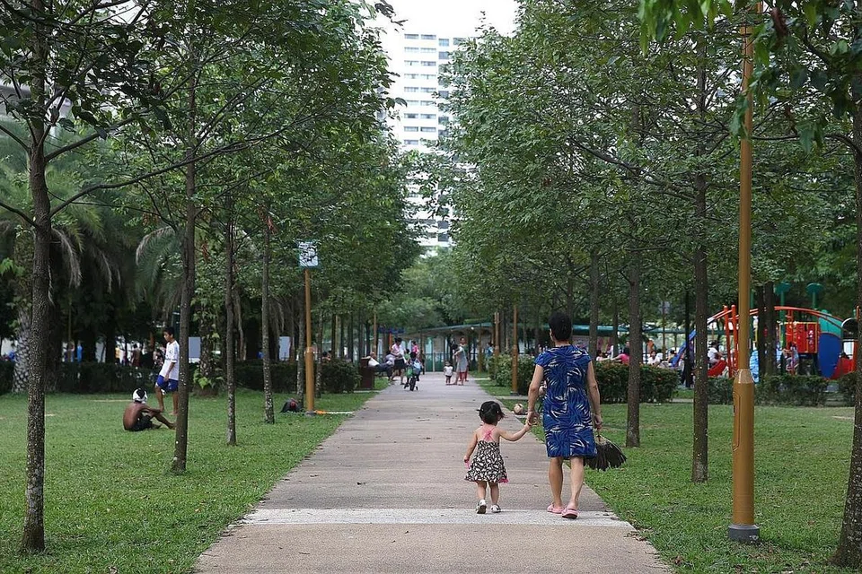 BERASA SELAMAT: Firma kajian Gallup berkata 94 peratus orang dewasa di sini rasa lebih selamat berjalan keseorangan pada malam hari berbanding dengan purata global iaitu sekitar 68 peratus. - Foto fail