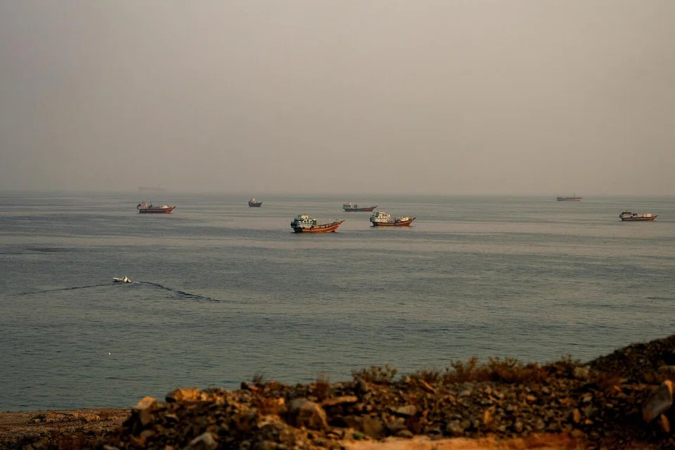 Kapal-kapal yang melalui Selat Hormuz pada 12 Oktober.