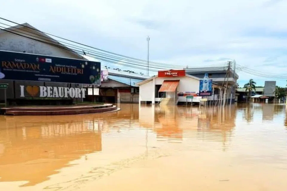 Keadaan semasa banjir di Beaufort, Sabah, pada 10 Mac. 