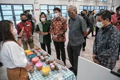 SIAP TAWAR BANTUAN: (Dari kanan:) Encik Saktiandi Supaat, Dr Ng Eng Hen, Encik Chee Hong Tat, Encik Chong Kee Hiong, dan Encik Mohamed Fauzan Haji Siraj, yang memimpin M3@Toa Payoh, di pelancaran M³@Bandar ke-11 itu semalam. - Foto BH oleh KUA CHEE SIONG