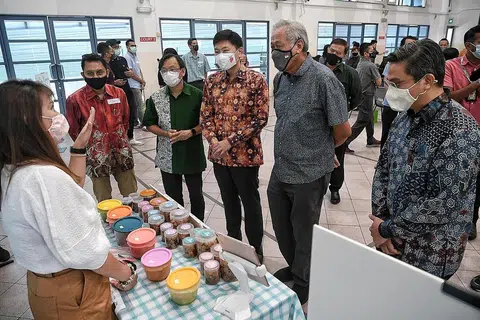 SIAP TAWAR BANTUAN: (Dari kanan:) Encik Saktiandi Supaat, Dr Ng Eng Hen, Encik Chee Hong Tat, Encik Chong Kee Hiong, dan Encik Mohamed Fauzan Haji Siraj, yang memimpin M3@Toa Payoh, di pelancaran M³@Bandar ke-11 itu semalam. - Foto BH oleh KUA CHEE SIONG