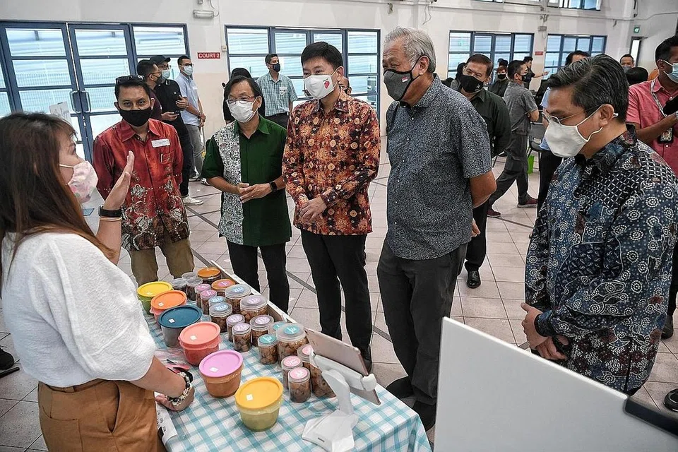 SIAP TAWAR BANTUAN: (Dari kanan:) Encik Saktiandi Supaat, Dr Ng Eng Hen, Encik Chee Hong Tat, Encik Chong Kee Hiong, dan Encik Mohamed Fauzan Haji Siraj, yang memimpin M3@Toa Payoh, di pelancaran M³@Bandar ke-11 itu semalam. - Foto BH oleh KUA CHEE SIONG