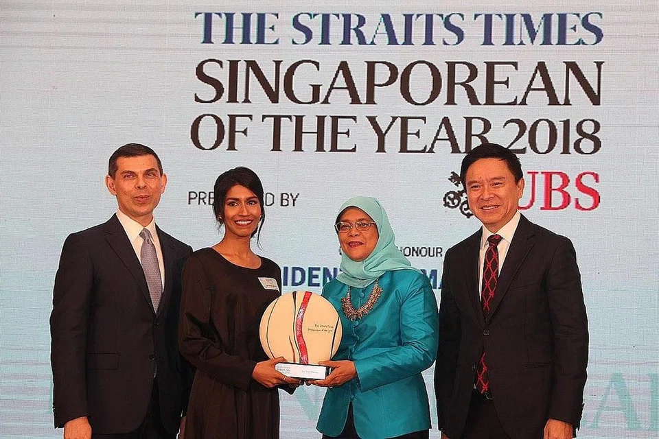 TERIMA PENGIKTIRAFAN: Cik Siti Noor Mastura (dua kiri) terima anugerah Tokoh Singapura The Straits Times 2018 daripada Presiden Halimah. Kiri Ketua Editor Kumpulan Media Inggeris, Melayu, Tamil (EMTM) Singapore Press Holdings (SPH) yang juga Editor The Straits Times, Encik Warren Fernandez. Kanan ialah Encik Edmund Koh, Presiden Asia Pacific UBS Group AG dan UBS AG. - Foto BH oleh TIMOTHY DAVID