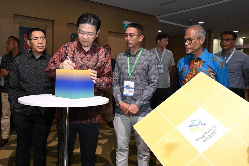 Perdana Menteri, Encik Lawrence Wong, menulis ucapan sejahtera kepada M Kuasa Tiga (M³) sempena ulang tahun kelima rangkaian tersebut di Forum M³ pada 10 November. Bersama beliau ialah Menteri Bertanggungjawab bagi Ehwal Masyarakat Islam, Encik Masagos Zulkifli Masagos Mohamad (kanan); dan Menteri di Pejabat Perdana Menteri, Dr Mohamad Maliki Osman (kiri).