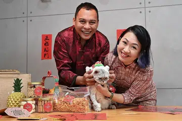 KEMBALI MERIAH: Pasangan suami-isteri, Cik Chua dan Encik Aminurrashid, ghairah mahu menyambut Tahun Baru Cina bersama keluarga dan teman daripada pelbagai kaum dan latar belakang tahun ini selepas tidak dapat melakukannya akibat Covid-19 sebelum ini. - Foto BH oleh KHALID BABA