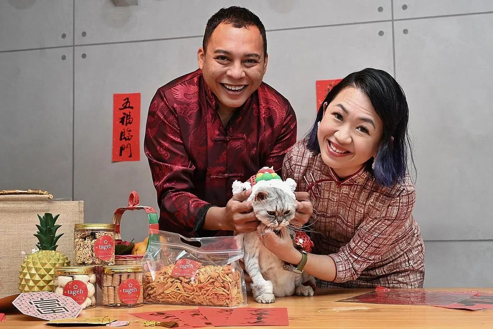 KEMBALI MERIAH: Pasangan suami-isteri, Cik Chua dan Encik Aminurrashid, ghairah mahu menyambut Tahun Baru Cina bersama keluarga dan teman daripada pelbagai kaum dan latar belakang tahun ini selepas tidak dapat melakukannya akibat Covid-19 sebelum ini. - Foto BH oleh KHALID BABA