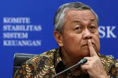 Gabenor Bank Indonesia (BI), Perry Warjiyo, bercakap pada sidang media di Jakarta pada 3 November 2025. Warjiyo meletakkan jawatan secara mengejut pada 27 Julai atas alasan peribadi, sekali gus mencetuskan kebimbangan dalam kalangan pelabur mengenai kebebasan Bank Indonesia dan hala tuju dasar monetari negara. Timbalan Kanan Gabenor BI, Destry Damayanti, dilantik sebagai pemangku gabenor sementara pemerintah mencari pengganti tetap