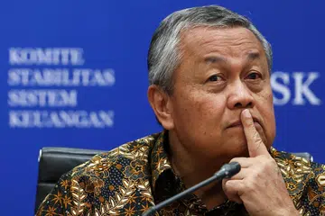 Gabenor Bank Indonesia (BI), Perry Warjiyo, bercakap pada sidang media di Jakarta pada 3 November 2025. Warjiyo meletakkan jawatan secara mengejut pada 27 Julai atas alasan peribadi, sekali gus mencetuskan kebimbangan dalam kalangan pelabur mengenai kebebasan Bank Indonesia dan hala tuju dasar monetari negara. Timbalan Kanan Gabenor BI, Destry Damayanti, dilantik sebagai pemangku gabenor sementara pemerintah mencari pengganti tetap
