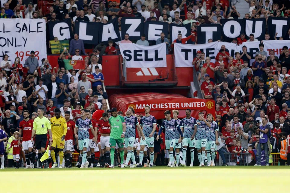 PENDIRIAN JELAS: (Atas) Hubungan antara Glazer dengan penyokong United rata-rata telah luput. 