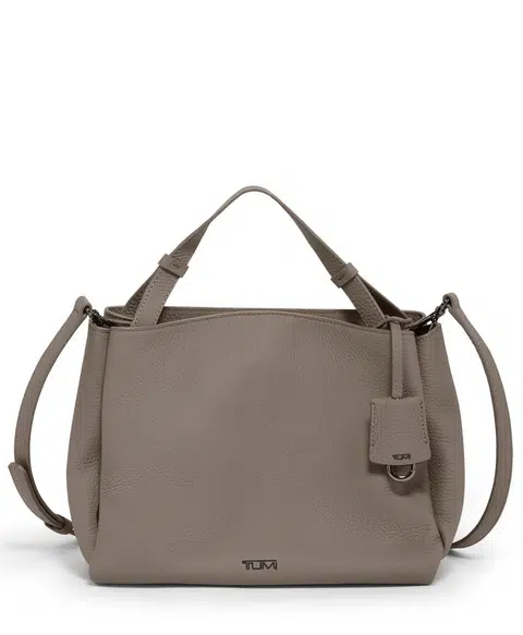 RINGKAS: Beg TUMI Georgica Marylea Crossbody dalam rona Taupe ($880 di TUMI)
