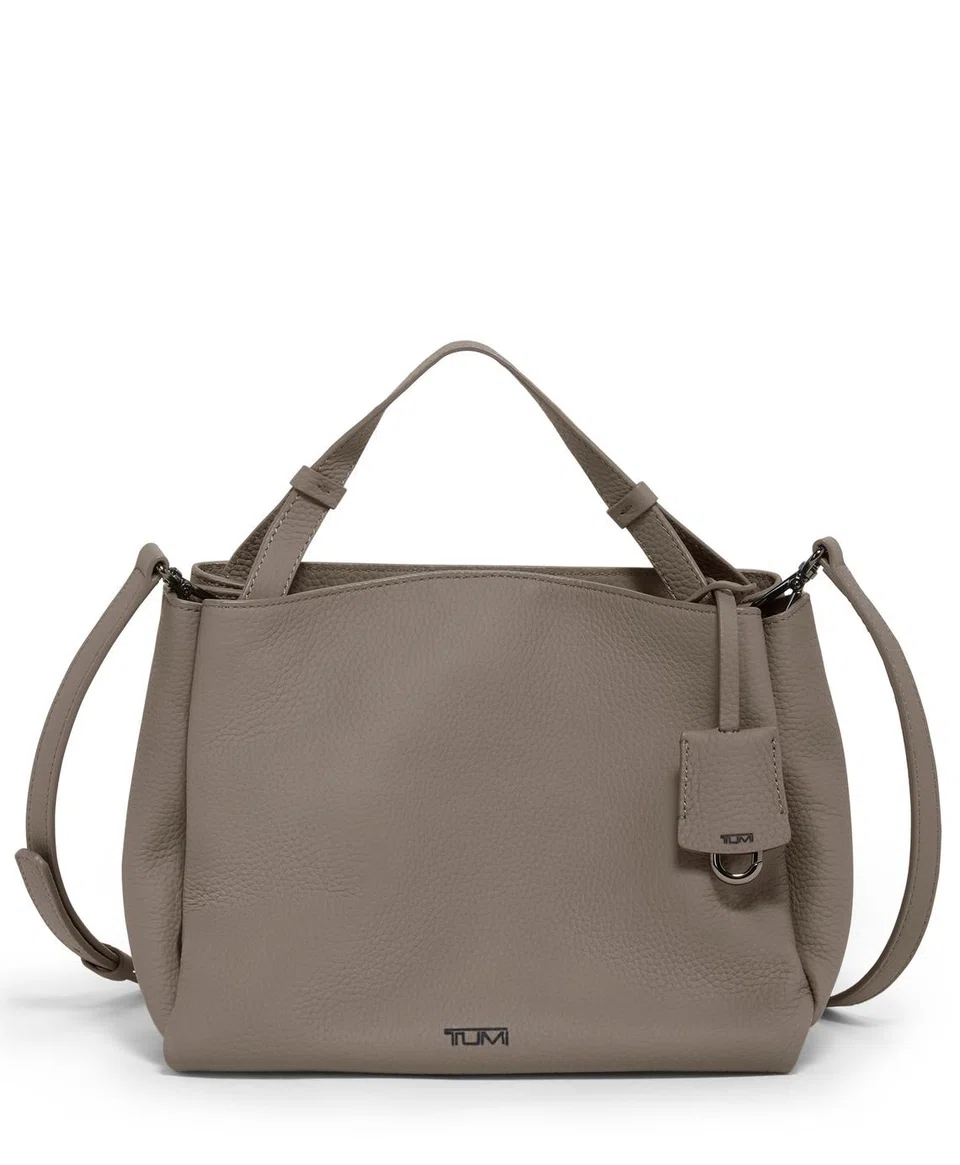 RINGKAS: Beg TUMI Georgica Marylea Crossbody dalam rona Taupe ($880 di TUMI)