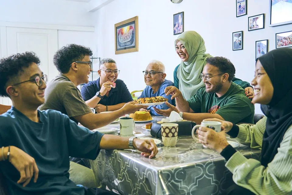 Dengan suami dan anak-anak di sisi, Cik Nurhani (tiga, dari kanan) mengharungi badai diberhentikan kerja, kesedihan dan cabaran menjaga arwah bapanya dan tampil lebih kuat dengan mempertingkatkan kemahirannya dan menerima pekerjaan baru.