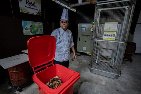 KITAR SEMULA SISA MAKANAN: Syarikat katering makanan halal Rasel Catering Singapore mempunyai satu sudut kitar semula di premis dapur syarikat itu untuk membolehkan tiga inisiatif mesra alam dijalankan. Ini termasuk inisiatif gunakan mesin teknologi canggih yang dapat mencerna dan mengubah sisa makanan menjadi bahan untuk makanan ikan.