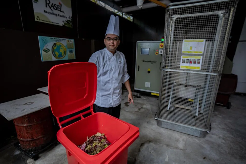 KITAR SEMULA SISA MAKANAN: Syarikat katering makanan halal Rasel Catering Singapore mempunyai satu sudut kitar semula di premis dapur syarikat itu untuk membolehkan tiga inisiatif mesra alam dijalankan. Ini termasuk inisiatif gunakan mesin teknologi canggih yang dapat mencerna dan mengubah sisa makanan menjadi bahan untuk makanan ikan.