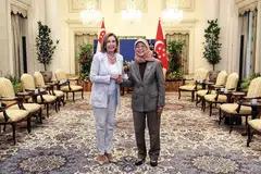 HARGAI KERJASAMA: Puan Halimah (kanan) dan Cik Pelosi mengesahkan kerjasama cemerlang dan berkekalan antara Singapura dengan Amerika Syarikat. 