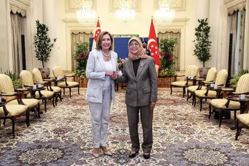 HARGAI KERJASAMA: Puan Halimah (kanan) dan Cik Pelosi mengesahkan kerjasama cemerlang dan berkekalan antara Singapura dengan Amerika Syarikat. 