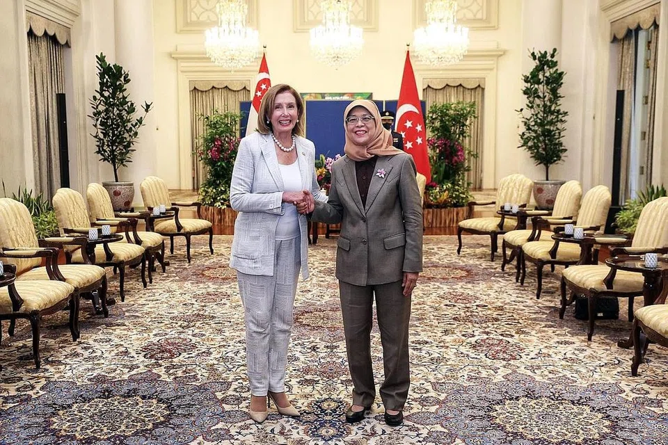 HARGAI KERJASAMA: Puan Halimah (kanan) dan Cik Pelosi mengesahkan kerjasama cemerlang dan berkekalan antara Singapura dengan Amerika Syarikat. 