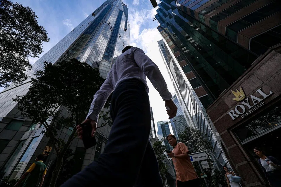 NTUC menggesa agar had pendapatan untuk layak bagi Skim Bantuan Pencari Kerja (JSS) SkillsFuture dinaikkan kepada pendapatan bulanan median karyawan, pengurus, eksekutif dan teknisyen (PMET) – iaitu sekitar $7,600 pada 2025 – berbanding $5,000 sekarang. Ini sedang lebih ramai pekerja, termasuk karyawan, pengurus dan eksekutif (PME), terjejas oleh gangguan kecerdasan buatan (AI) dan perubahan teknologi yang pesat.