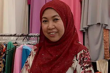PERNIAGAAN MEMBERANGSANGKAN: Penjualan Cik Hayati Kasmani (gambar), pemilik butik pakaian wanita Zen Aura Boutique di Golden Landmark, naik seganda hasil gabungan faktor produk dan usaha promosi. - Foto-foto fail