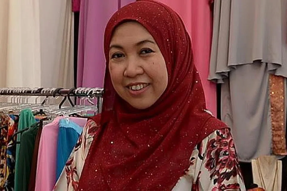 PERNIAGAAN MEMBERANGSANGKAN: Penjualan Cik Hayati Kasmani (gambar), pemilik butik pakaian wanita Zen Aura Boutique di Golden Landmark, naik seganda hasil gabungan faktor produk dan usaha promosi. - Foto-foto fail