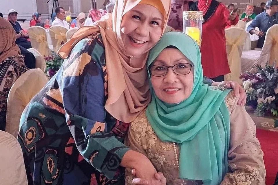 Pelakon Fauziah Ahmad Daud dan Sanisah. 