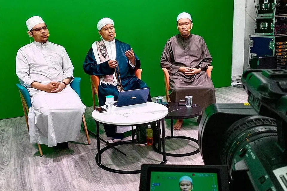 GUNAKAN STUDIO: Ustaz-ustaz popular setempat antaranya (dari kiri) Ustaz Nuzhan Abdul Halim, Ustaz TM Fouzy dan Ustaz Dr Firdaus Yahya pernah menggunakan studio hijau Protrack Productions milik Encik Salleh bagi program dakwah. - Foto ihsan SALLEH ABDUL SAMAD 