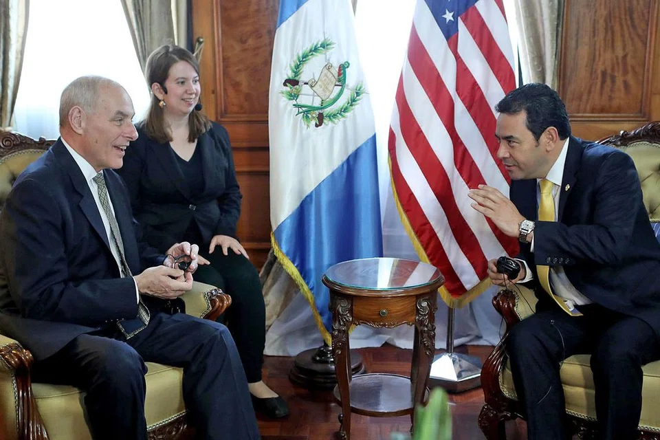 TEMU EMPAT MATA: Encik Kelly (kiri) menemui Presiden Guatemala Jimmy Morales di Guatemala City kelmarin. Selepas ini, Encik Kelly akan ke Mexico bagi menghuraikan kekusutan diplomatik AS dengan negara itu ekoran dasar imigresen Presiden AS Donald Trump. - Foto AFP dan GUATEMALA'S PRESIDENCY