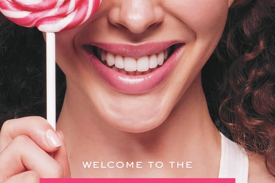 Bibir yang cantik sentiasa dirawat dengan serum atau salap bermutu.