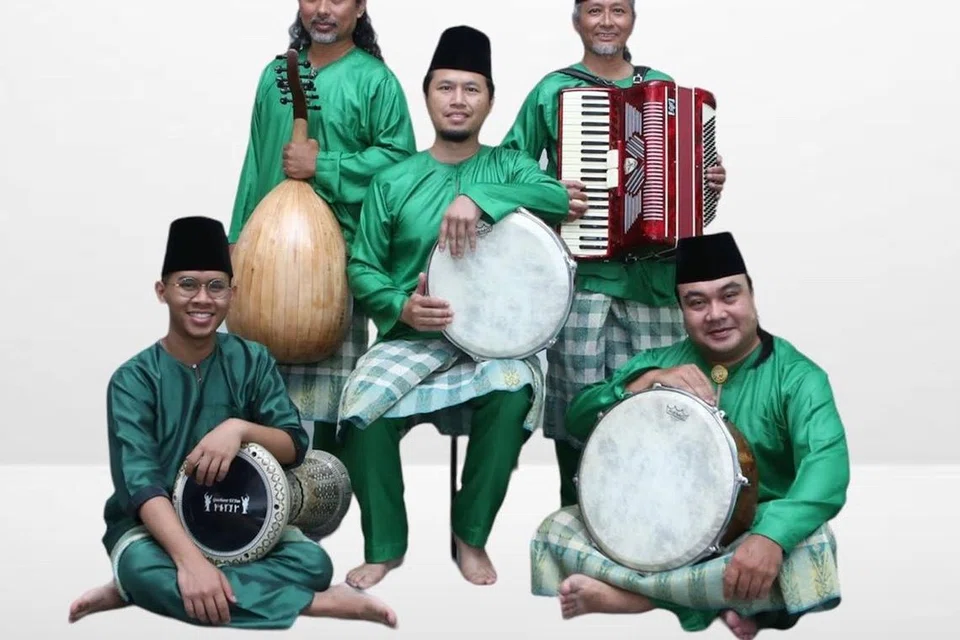 Saksikan kumpulan Sri Mahligai membuat persembahan di serata stesen SMRT bagi meraikan Hari Raya Aidilfitri. 