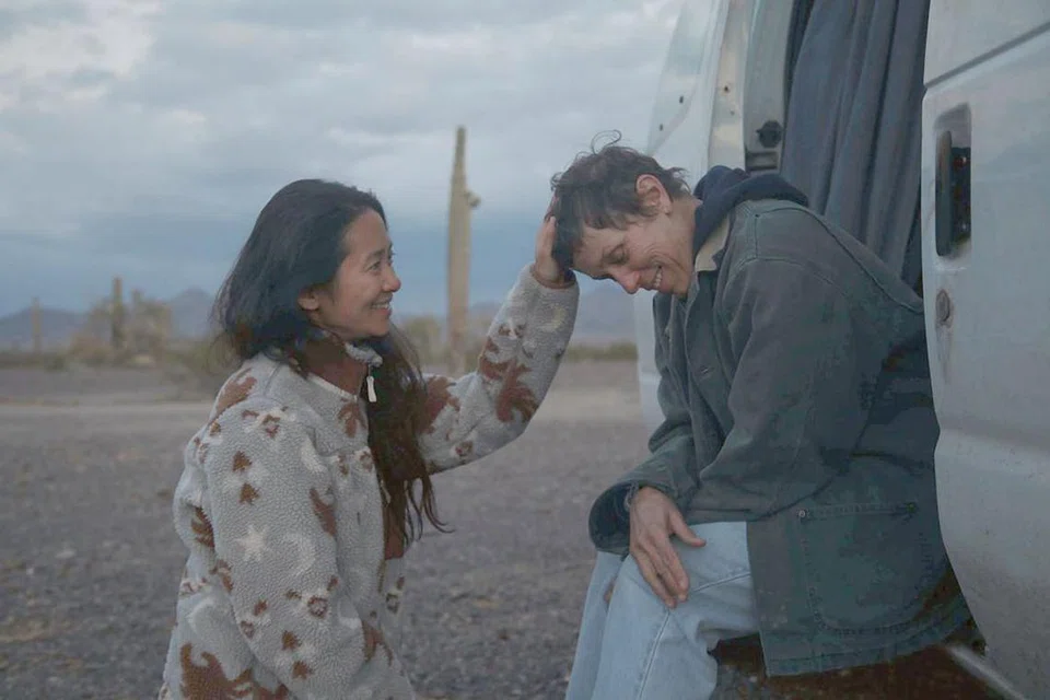 DAPAT PENCALONAN: Aktor asal Pakistan, Riz Ahmed, menjadi individu Muslim pertama dicalon menerusi lakonannya dalam 'Sound Of Metal'; mendiang Chadwick Boseman menerusi filem 'Ma Rainey's Black Bottom'; dan pengarah Chloe Zhao (atas, dilihat bersama pelakon Frances McDormand) yang merupakan pengarah bukan kulit putih pertama dicalonkan bagi Pengarah Terbaik dalam sejarah Oscar. - Foto REUTERS, AFP & SEARCHLIGHT PICTURES