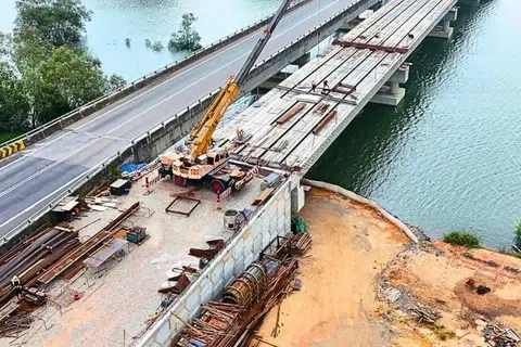 Projek naik taraf Lebuhraya Senai-Desaru (SDE) dari Jambatan Sungai Johor hingga Sungai Semenchu.
