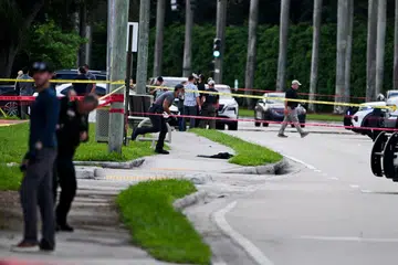 Anggota FBI, Jabatan Syerif dan Perkhidmatan Rahsia dilihat di luar Kelab Golf Antarabangsa Trump di West Palm Beach, Florida, pada 15 September 2024 berikutan apa yang dikatakan percubaan membunuh bekas presiden, Encik Donald Trump.