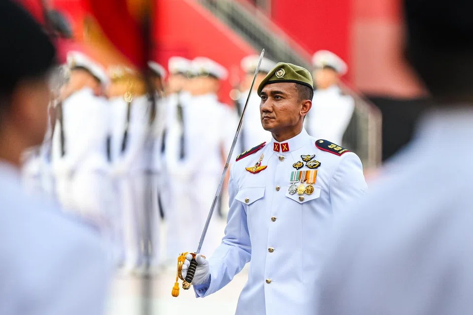 Leftenan Kolonel (LTC) Mohamed Firdaus Ghazali mengetuai 2,100 peserta dalam 40 kontinjen bagi segmen Perbarisan dan Upacara (P&C) sebagai Komander Perbarisan bagi Perbarisan Hari Kebangsaan (NDP) 2025. 