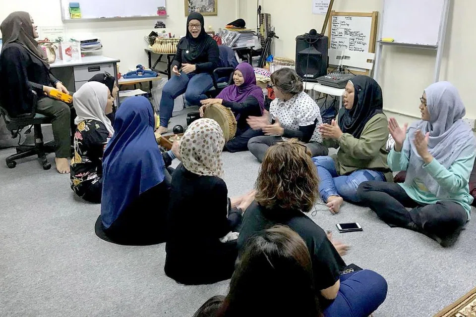KEMBALI BERLATIH: Walaupun mereka telah berumah tangga dan sibuk dengan keluarga dan kerjaya masing-masing, namun sebagai mengenang pemergian seorang sahabat, kumpulan wanita, Jala Sutera, sedia kembali 'bergelanggang'. - Foto MOHAMMAD HAMDAN WAKIMIN