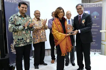 SUMBANGAN DIHARGAI: Cik Arfat (tiga dari kanan) menerima anugerah daripada Encik Murali (kanan) sambil disaksikan Encik Ameerali (dua dari kanan), Dr Mohd Saleem dan Encik K Kesavapany, yang merupakan penasihat Amanah Keluarga Abdeali Tayebali; serta Presiden Roses of Peace, Encik Mohd Irshad. - Foto ihsan AMANAH KELUARGA ABDEALI