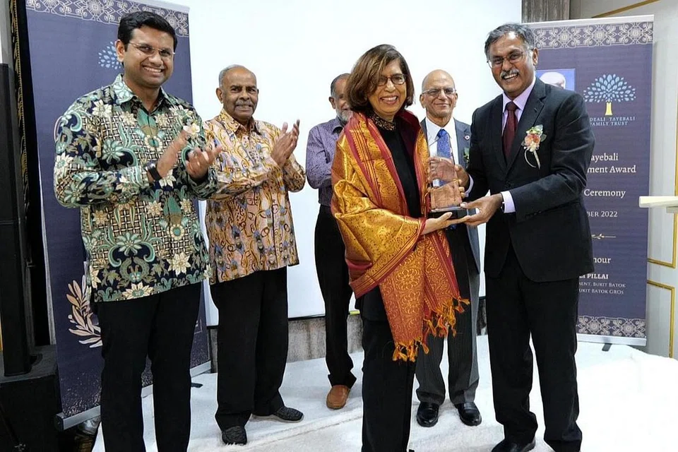 SUMBANGAN DIHARGAI: Cik Arfat (tiga dari kanan) menerima anugerah daripada Encik Murali (kanan) sambil disaksikan Encik Ameerali (dua dari kanan), Dr Mohd Saleem dan Encik K Kesavapany, yang merupakan penasihat Amanah Keluarga Abdeali Tayebali; serta Presiden Roses of Peace, Encik Mohd Irshad. - Foto ihsan AMANAH KELUARGA ABDEALI