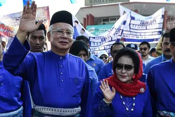 Bekas perdana menteri Malaysia, Encik Najib Tun Razak (kiri), dan isteri, Datin Seri Rosmah Mansor, 