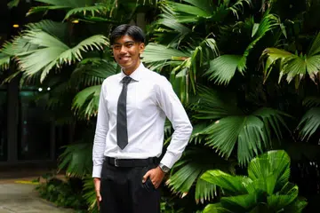 Membesar dalam keluarga yang menceburi bidang penerbangan, Encik Haqqan Yaqeen Abdul Rahim, 21 tahun, turut rasa terpanggil untuk bina kerjaya dalam bidang yang sama. Justeru, pelajar tahun pertama dalam jurusan Analitik Perniagaan di Universiti Teknologi Nanyang (NTU) itu telah menerima anugerah Biasiswa Industri-Singapura (SgIS), tajaan Singapore Airlines (SIA).